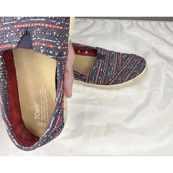 Toms Size 8.5 Womens Slip On Flats Textures Blue Red White Fabric Rubber Sole - Picture 8 of 8